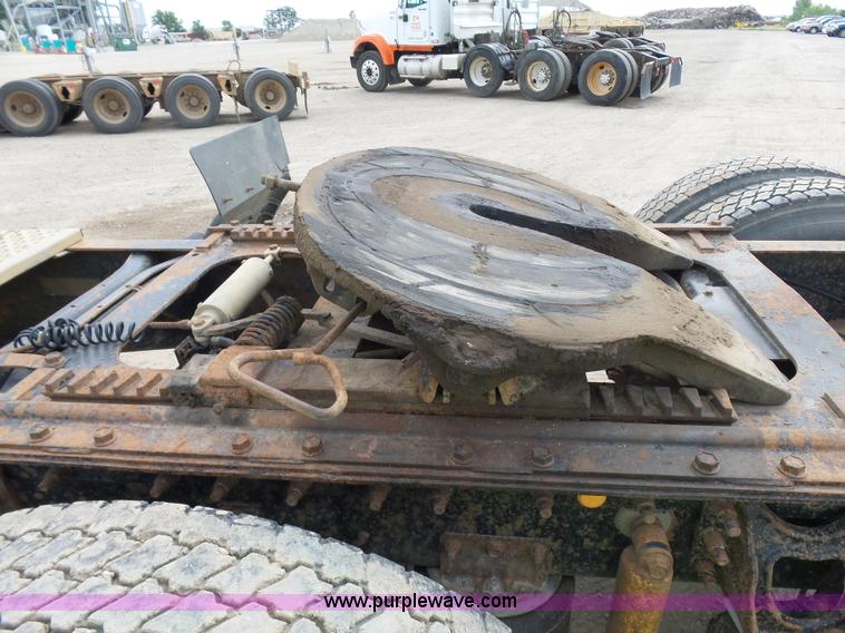 image for item J1650 1999 International 9200 semi truck