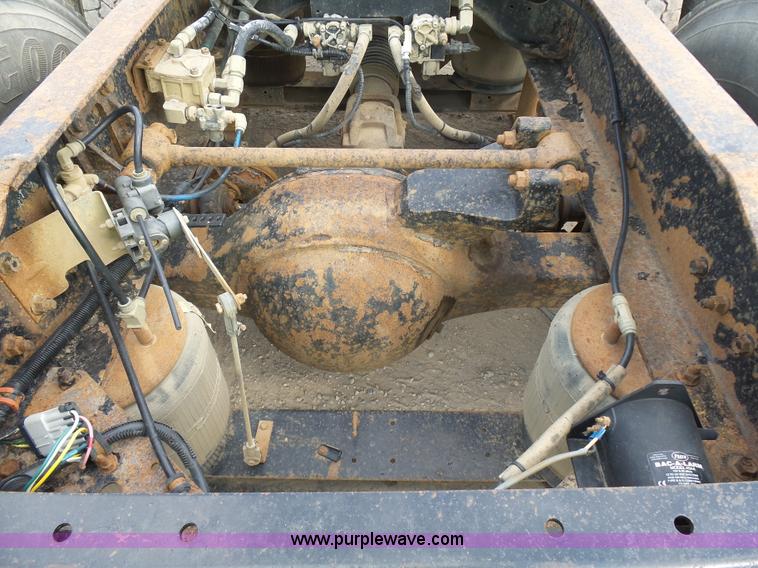 image for item J1650 1999 International 9200 semi truck