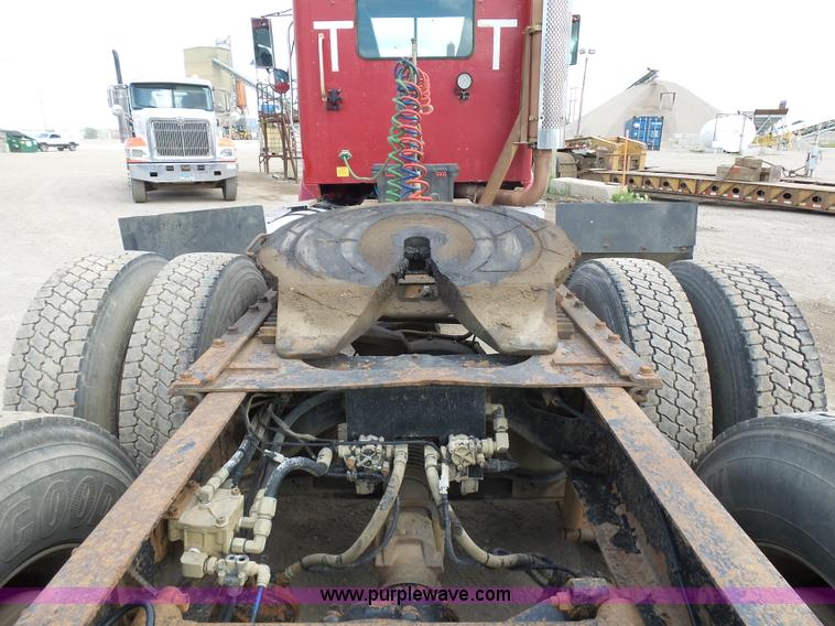 image for item J1650 1999 International 9200 semi truck