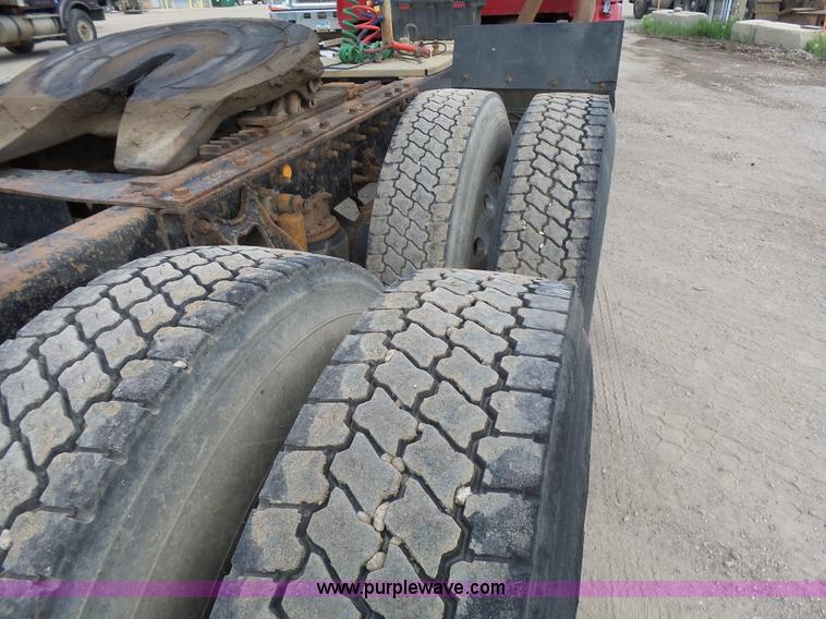 image for item J1650 1999 International 9200 semi truck