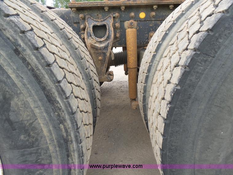 image for item J1650 1999 International 9200 semi truck