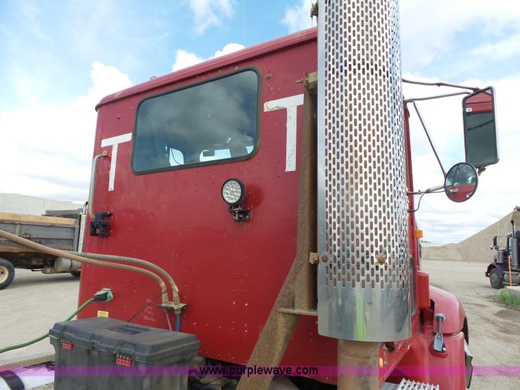 image for item J1650 1999 International 9200 semi truck