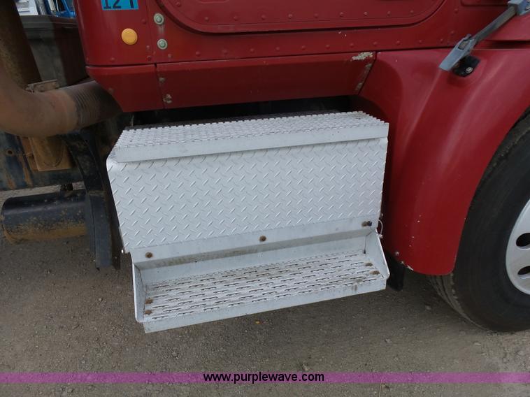 image for item J1650 1999 International 9200 semi truck