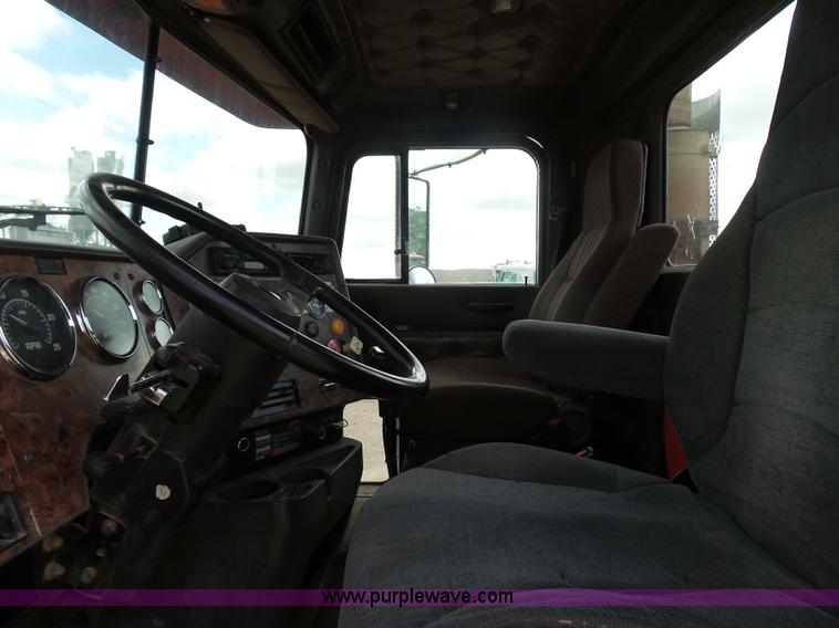 image for item J1650 1999 International 9200 semi truck