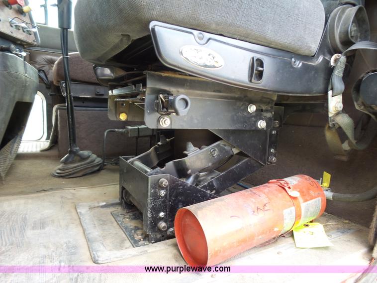 image for item J1650 1999 International 9200 semi truck