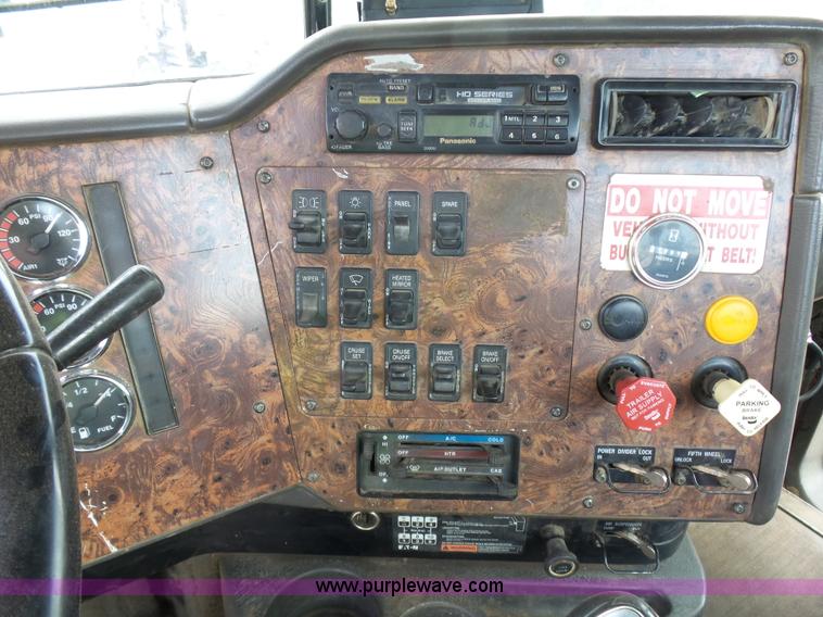 image for item J1650 1999 International 9200 semi truck