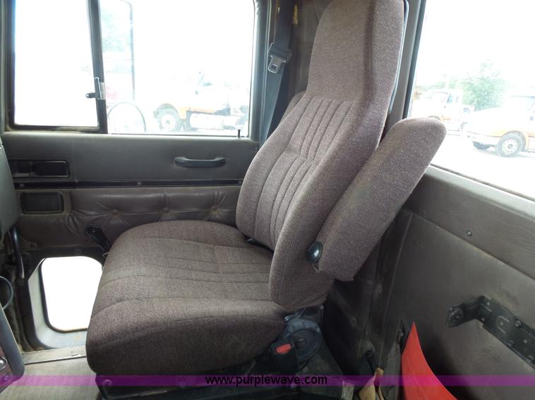 image for item J1650 1999 International 9200 semi truck