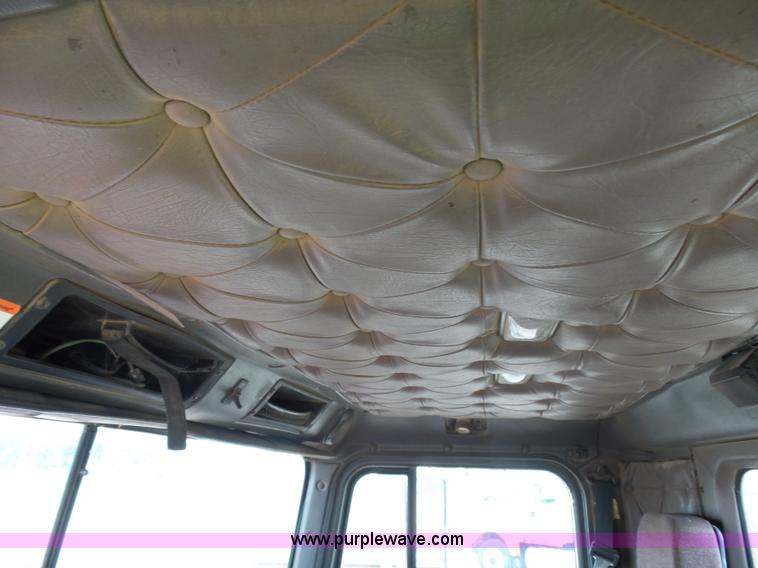 image for item J1650 1999 International 9200 semi truck