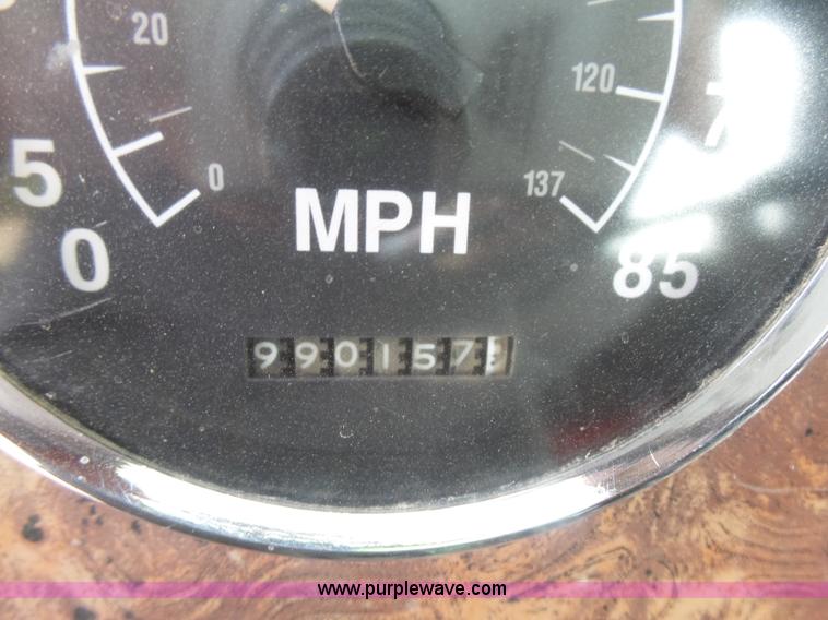 image for item J1650 1999 International 9200 semi truck