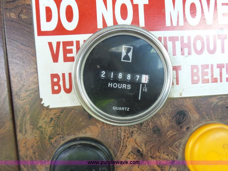 image for item J1650 1999 International 9200 semi truck