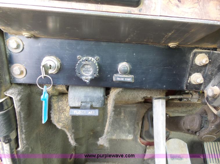 image for item J1650 1999 International 9200 semi truck