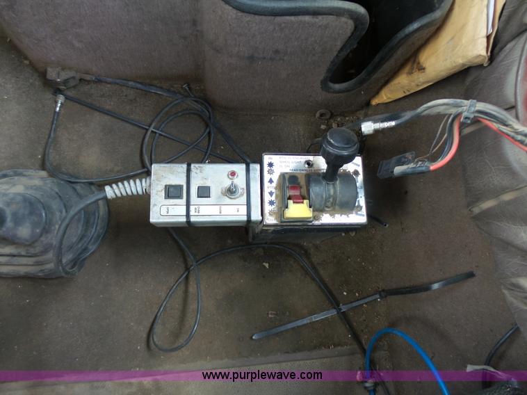 image for item J1650 1999 International 9200 semi truck