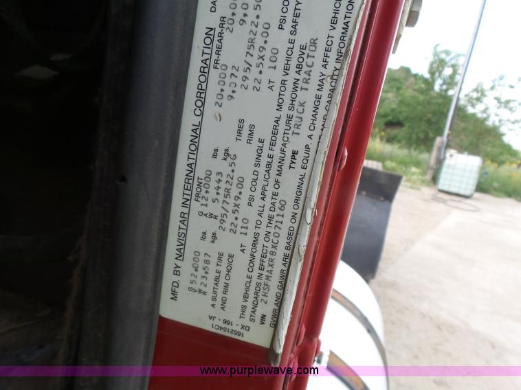 image for item J1650 1999 International 9200 semi truck