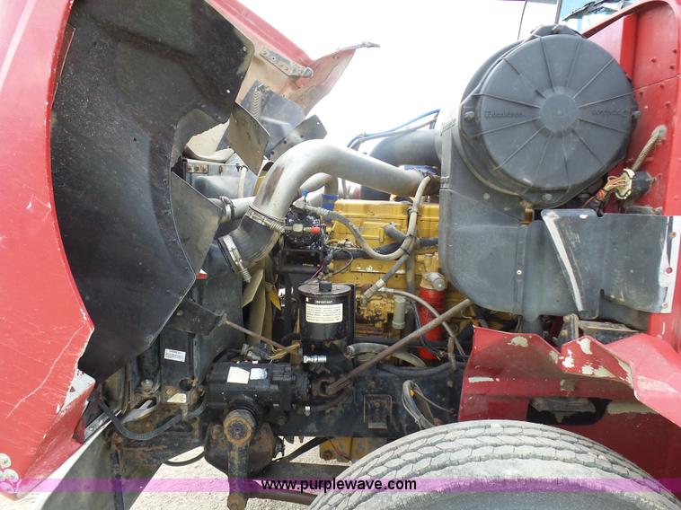 image for item J1650 1999 International 9200 semi truck