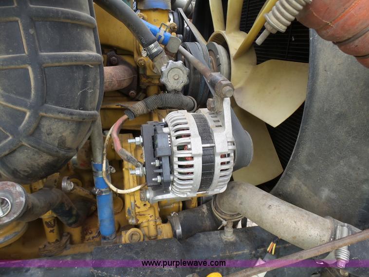 image for item J1650 1999 International 9200 semi truck