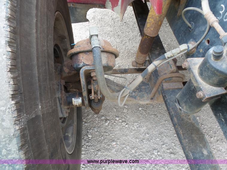 image for item J1650 1999 International 9200 semi truck