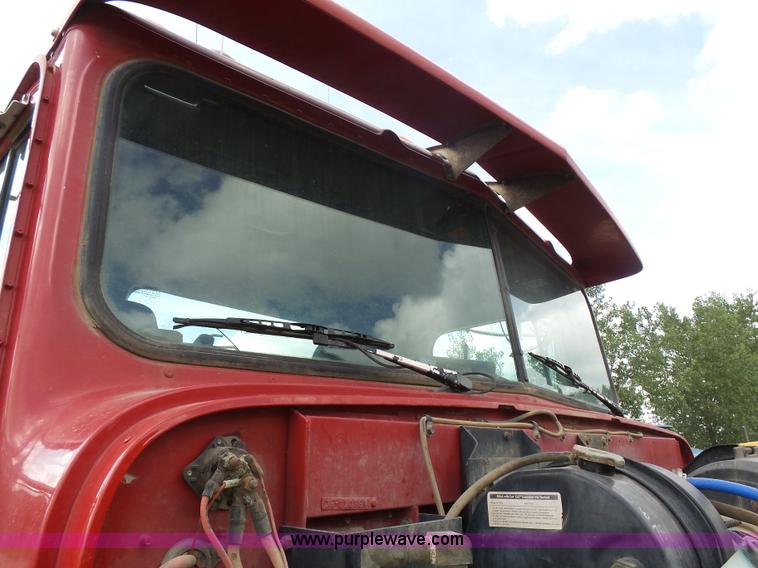 image for item J1650 1999 International 9200 semi truck