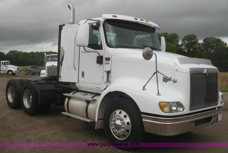 image for item J2753 2005 International Eagle 9400i semi truck