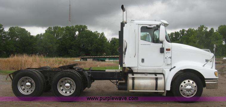 image for item J2753 2005 International Eagle 9400i semi truck