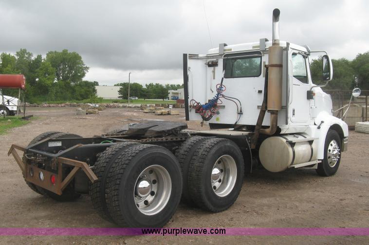 image for item J2753 2005 International Eagle 9400i semi truck