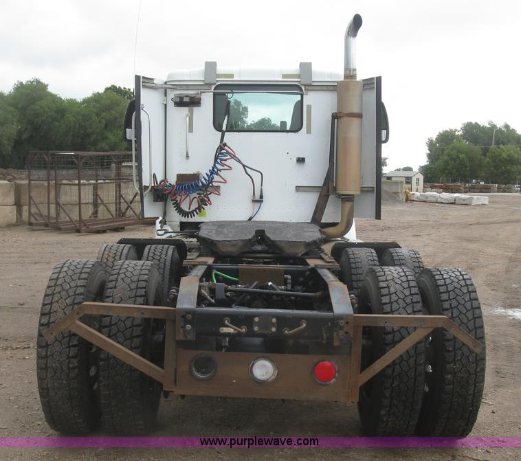 image for item J2753 2005 International Eagle 9400i semi truck