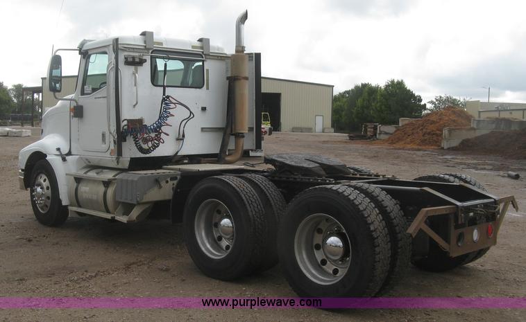 image for item J2753 2005 International Eagle 9400i semi truck