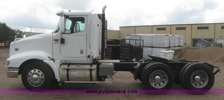 image for item J2753 2005 International Eagle 9400i semi truck