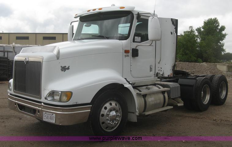 image for item J2753 2005 International Eagle 9400i semi truck