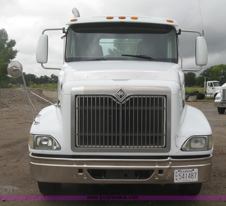 image for item J2753 2005 International Eagle 9400i semi truck