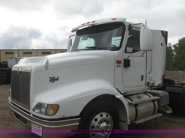image for item J2753 2005 International Eagle 9400i semi truck