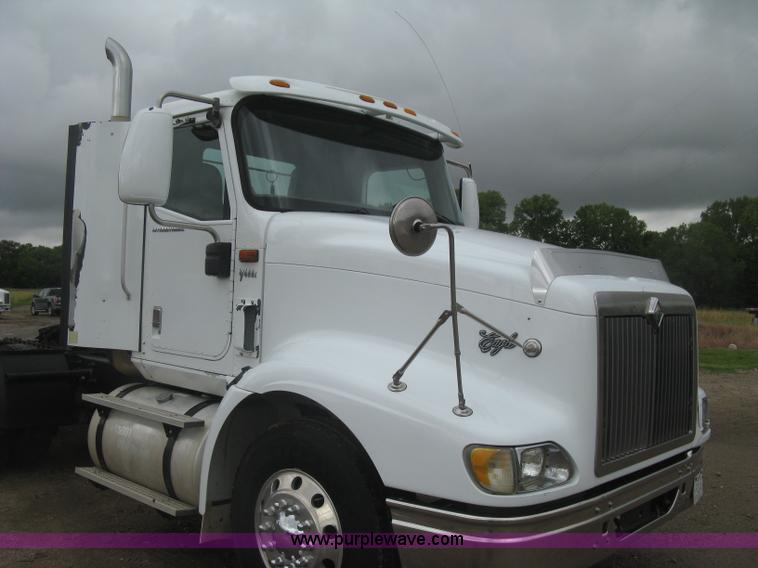 image for item J2753 2005 International Eagle 9400i semi truck