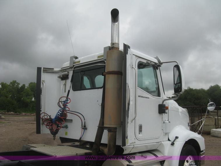 image for item J2753 2005 International Eagle 9400i semi truck