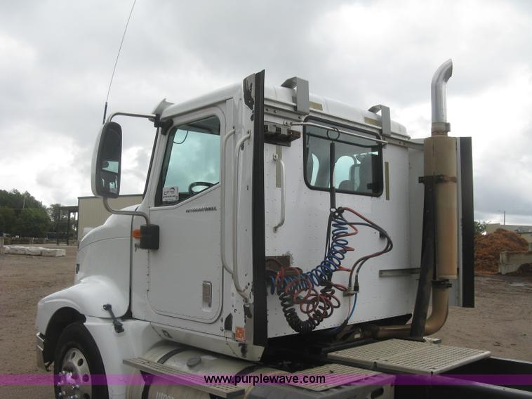 image for item J2753 2005 International Eagle 9400i semi truck