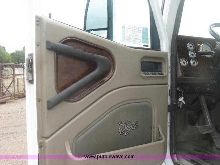 image for item J2753 2005 International Eagle 9400i semi truck