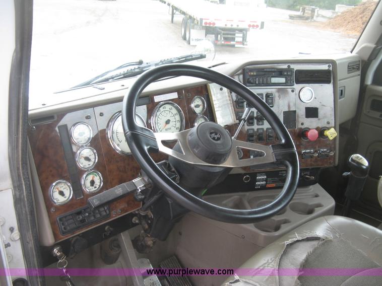 image for item J2753 2005 International Eagle 9400i semi truck