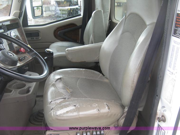 image for item J2753 2005 International Eagle 9400i semi truck