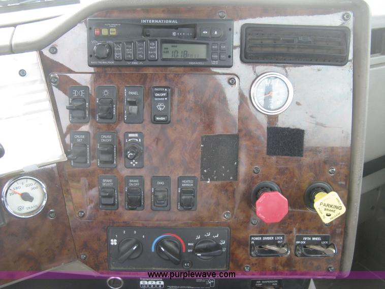 image for item J2753 2005 International Eagle 9400i semi truck