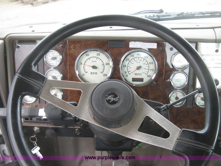 image for item J2753 2005 International Eagle 9400i semi truck