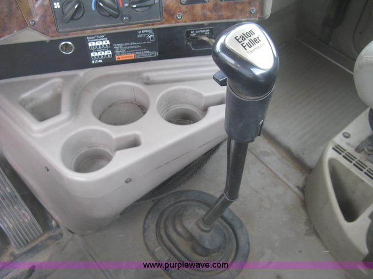 image for item J2753 2005 International Eagle 9400i semi truck