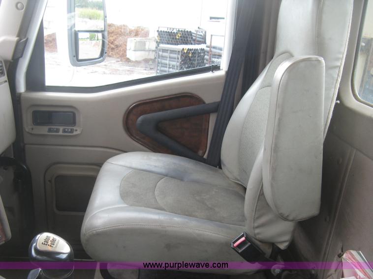 image for item J2753 2005 International Eagle 9400i semi truck