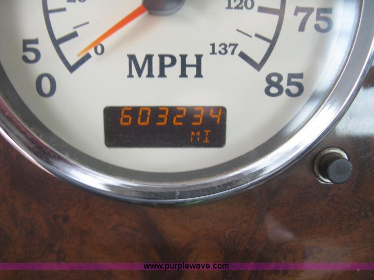 image for item J2753 2005 International Eagle 9400i semi truck