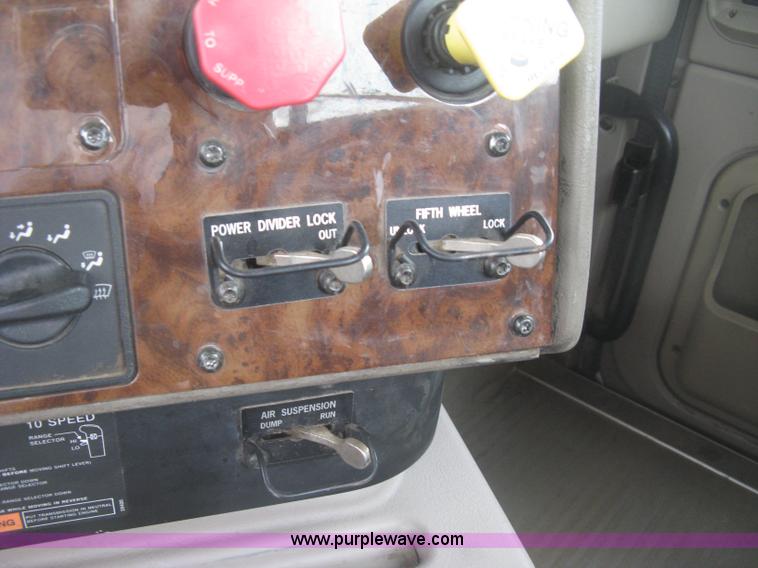 image for item J2753 2005 International Eagle 9400i semi truck