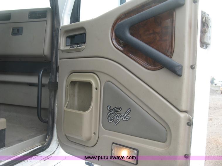 image for item J2753 2005 International Eagle 9400i semi truck