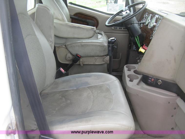 image for item J2753 2005 International Eagle 9400i semi truck