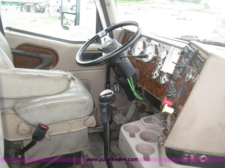 image for item J2753 2005 International Eagle 9400i semi truck