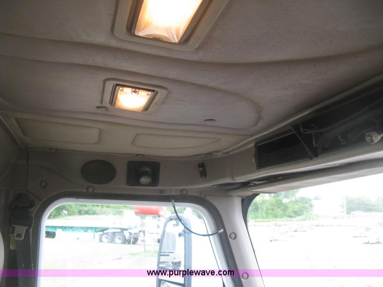 image for item J2753 2005 International Eagle 9400i semi truck