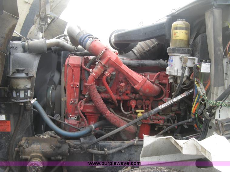 image for item J2753 2005 International Eagle 9400i semi truck