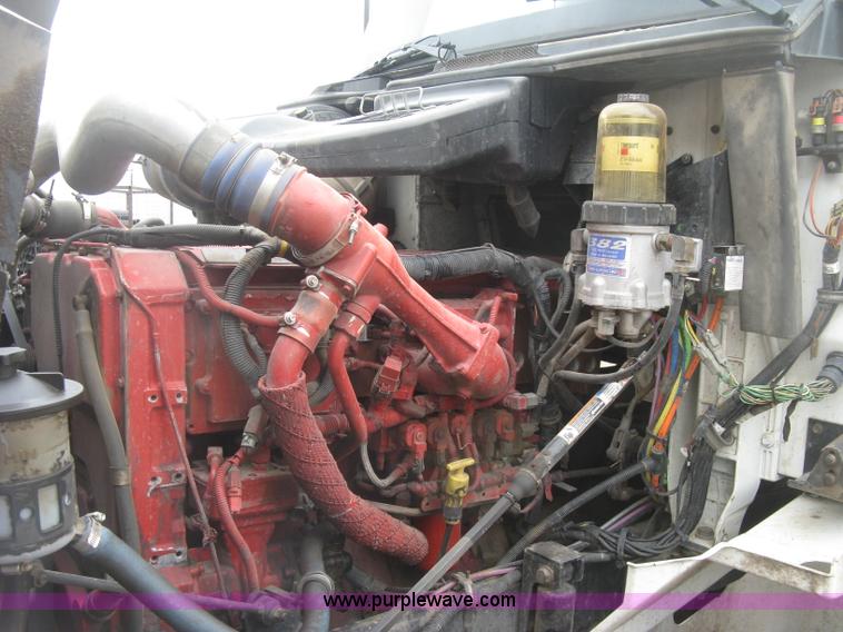 image for item J2753 2005 International Eagle 9400i semi truck