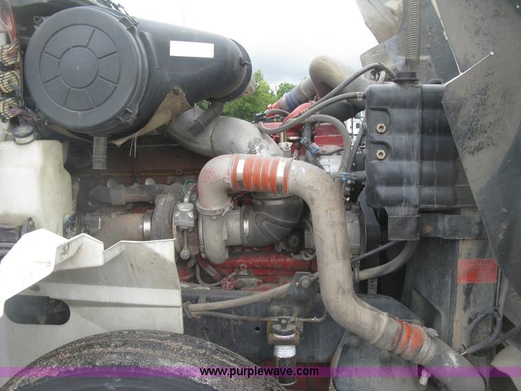 image for item J2753 2005 International Eagle 9400i semi truck