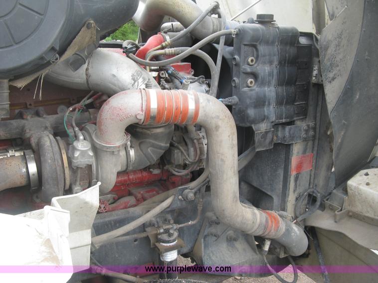 image for item J2753 2005 International Eagle 9400i semi truck